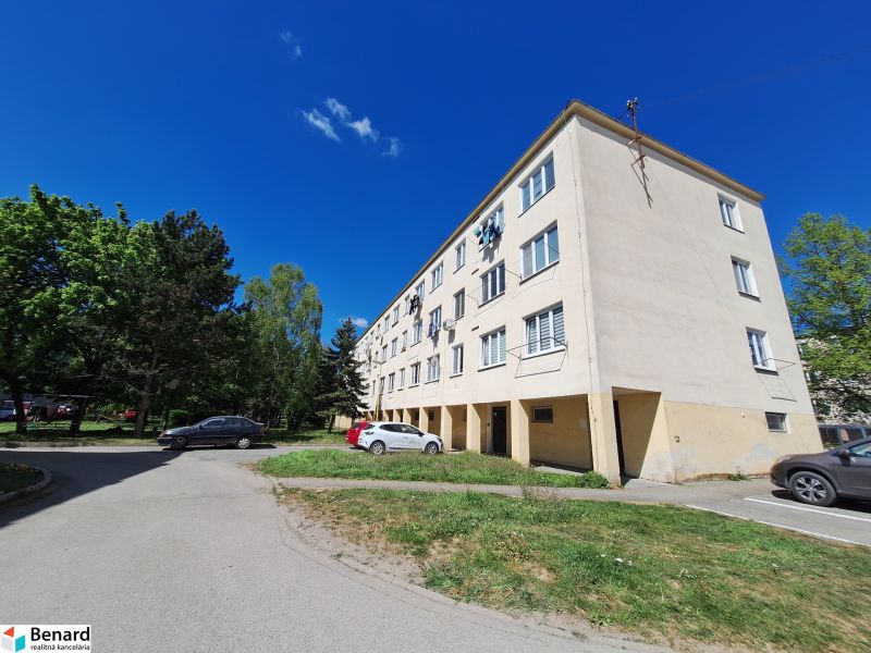 NA PRENÁJOM 1 IZBOVÝ TEHLOVÝ BYT, 34 M2, KOŠICE - ŠACA - Obytný dom na Železiarenskej ulici v Košiciach - Šaci, obklopený zeleňou a autami.