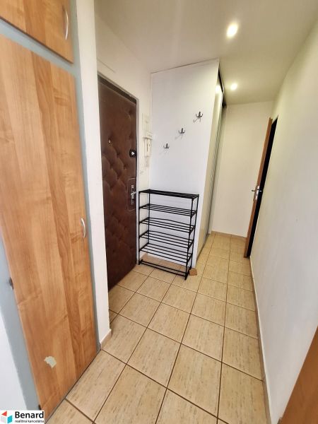 NA PRENÁJOM 1 IZBOVÝ TEHLOVÝ BYT, 34 M2, KOŠICE - ŠACA - Chodba so skrinkami, vešiakmi a botníkom v 1-izbovom byte s dlažbou.