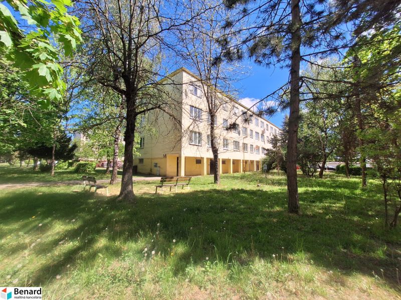 NA PRENÁJOM 1 IZBOVÝ TEHLOVÝ BYT, 34 M2, KOŠICE - ŠACA - Bytový dom obklopený zeleňou na Železiarenskej ulici v Košiciach - mestskej časti Šaca.