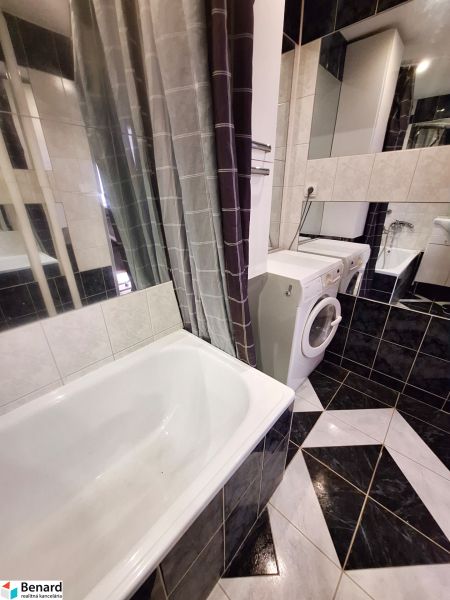 NA PRENÁJOM 1 IZBOVÝ TEHLOVÝ BYT, 34 M2, KOŠICE - ŠACA - Kúpeľňa v 1-izbovom byte s vaňou, pračkou a čierno-bielymi obkladmi.