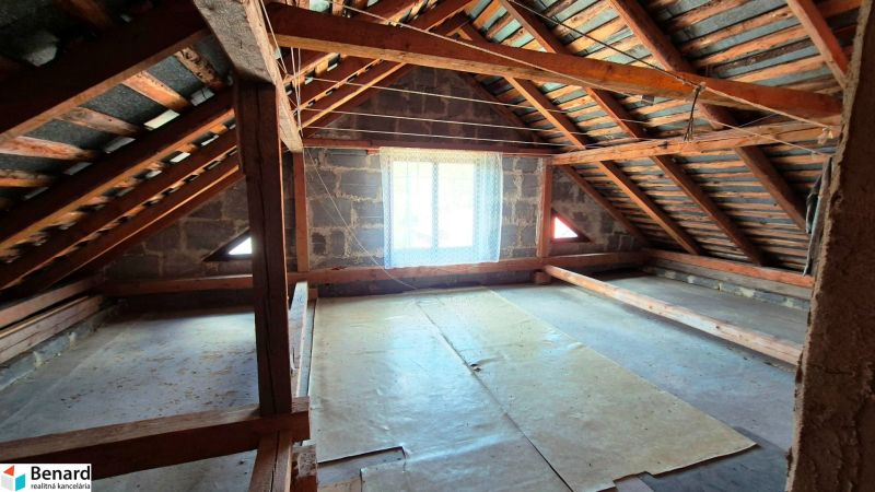2 PODLAŽNÝ RODINNÝ DOM S PRÍSTAVBOU, 1064m2, JARABINA; - Podkrovie s drevenými trámami v rodinnom dome, osvetlené oknom.