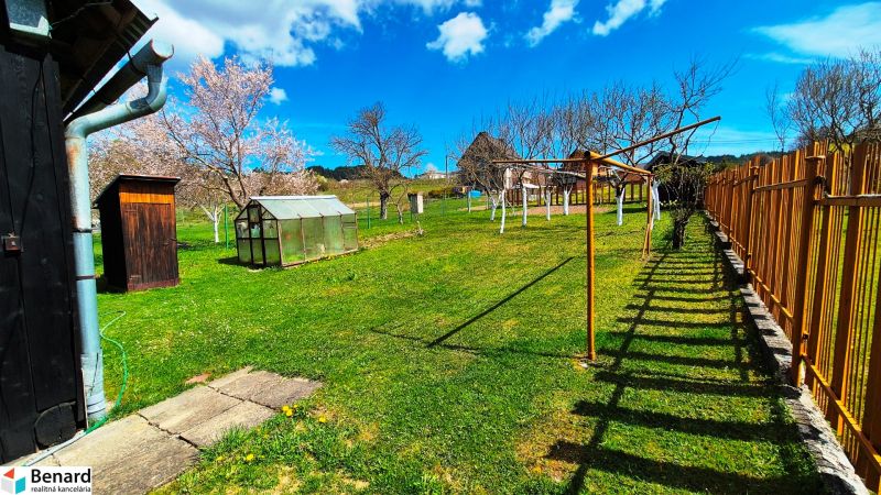 2 PODLAŽNÝ RODINNÝ DOM S PRÍSTAVBOU, 1064m2, JARABINA; - Záhrada rodinného domu v Jarabine s dreveným plotom a skleníkom.