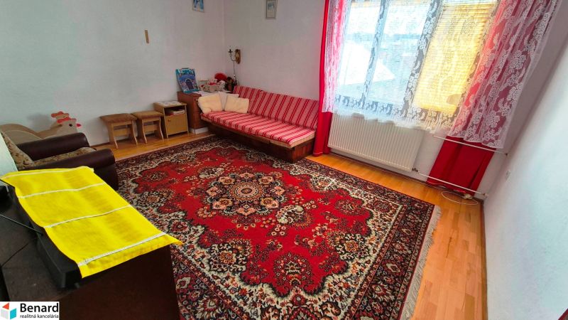 2 PODLAŽNÝ RODINNÝ DOM S PRÍSTAVBOU, 1064m2, JARABINA; - Obývacia izba v rodinnom dome s kobercom a podlahou s dreveným dekorom.