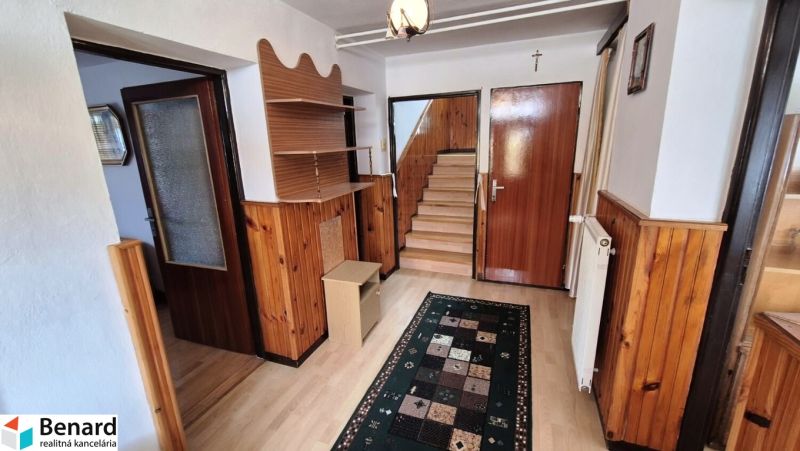 2 PODLAŽNÝ RODINNÝ DOM S PRÍSTAVBOU, 1064m2, JARABINA; - Interiér s dreveným obkladom, podlaha s dreveným dekorom, schody, koberec a nábytok.