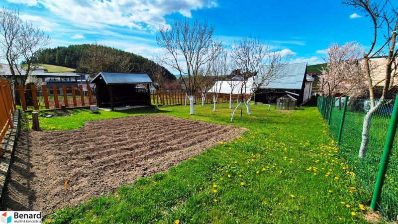 2 PODLAŽNÝ RODINNÝ DOM S PRÍSTAVBOU, 1064m2, JARABINA; - Záhrada rodinného domu v Jarabine s altánkom a stromami na ulici Jarabina.