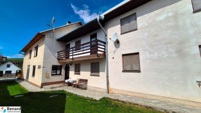 2 PODLAŽNÝ RODINNÝ DOM S PRÍSTAVBOU, 1064m2, JARABINA; - Rodinný dom v Jarabine na ulici Jarabina s balkónom a upravenou záhradou.