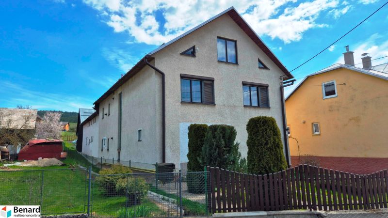 2 PODLAŽNÝ RODINNÝ DOM S PRÍSTAVBOU, 1064m2, JARABINA; - Rodinný dom v Jarabine so záhradou na ulici Jarabina, obklopený modrou oblohou a zeleňou.