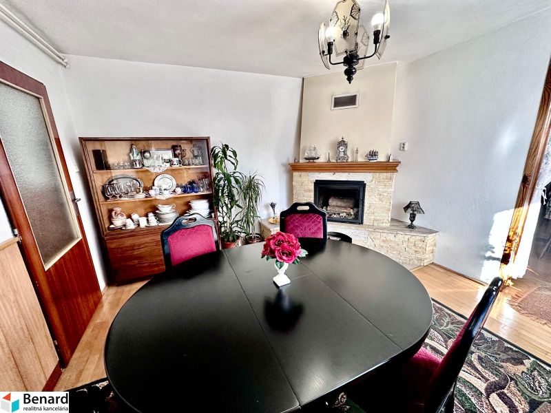 2 PODLAŽNÝ RODINNÝ DOM S PRÍSTAVBOU, 1064m2, JARABINA; - Jedáleň v rodinnom dome s krbom, čiernym stolom a vitrínou riadov.