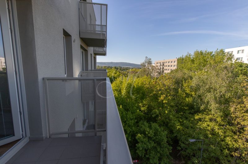 Moderný 2-izbový byt s balkónom, Ovocné sady - Balkón s výhľadom na zeleň a budovy v Bratislave, Ivanská cesta, 2-izbový byt.