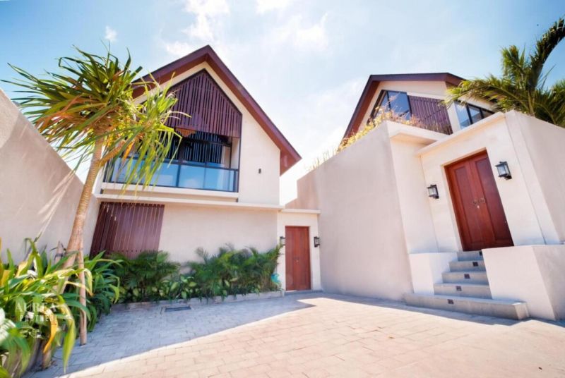 PREDAJ 3KK Investičná zariadená vila- NOVOSTAVBA s bazénom BALI-Cemagi - Vila na Bali so záhradou a palmami, moderná architektúra, kamenný chodník.
