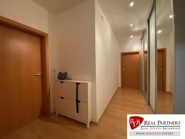 Prenájom 2 izbový 78 m2 + 30 m2 terasa,novostavba Koliba,zariadený - Chodba s podlahou s dreveným dekorom a vstavanými skriňami v 2-izbovom byte.