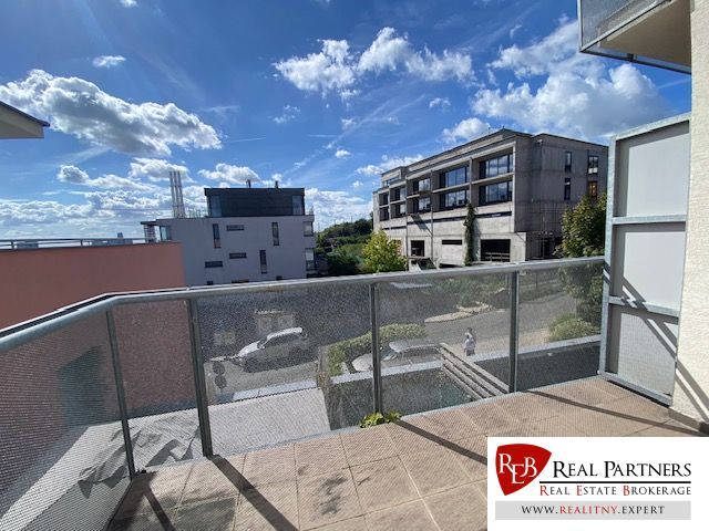 Prenájom 2 izbový 78 m2 + 30 m2 terasa,novostavba Koliba,zariadený - Balkón z 2-izbového bytu s výhľadom na Na Zlatej nohe, Bratislava - Nové Mesto.
