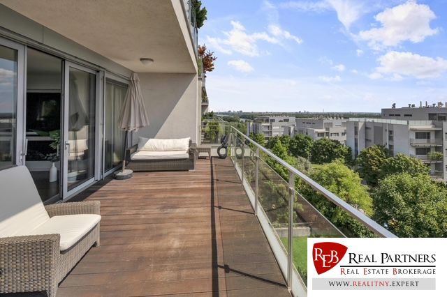 Predaj, Luxusný 4 izbový byt, 180 m2 + 25 m2, Condominium Renaissance - Priestranný balkón 4-izbového bytu v Bratislave - Karlovej Vsi s výhľadom.