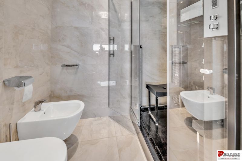 Predaj, Luxusný 4 izbový byt, 180 m2 + 25 m2, Condominium Renaissance - Kúpeľňa v 4-izbovom byte so sprchovacím kútom, bidetom a lesklými obkladmi.
