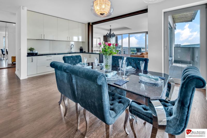 Predaj, Luxusný 4 izbový byt, 180 m2 + 25 m2, Condominium Renaissance - Luxusná jedáleň s pohľadom na terasu v 4-izbovom byte.