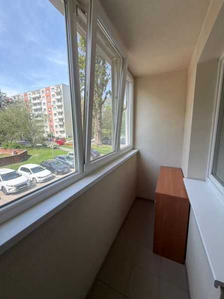 Na prenájom garzónka s balkónom v Petržalke - Zasklená lodžia garsónky s výhľadom na zeleň a parkovisko v Bratislave-Petržalke.