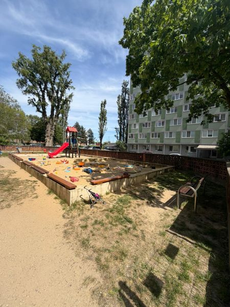Na prenájom garzónka s balkónom v Petržalke - Detské ihrisko v Bratislave - Petržalke s pieskoviskom a šmýkačkou pri bytovom dome.