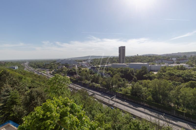 Zariadený 4-izbový byt s balkónmi a parkovaním - Výhľad na zeleň a cestné komunikácie z 4-izbového bytu na Martinengovej ulici.