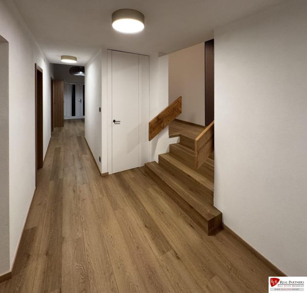 ,Prenájom moderný 3 izb. byt, Sološnícka ul,124 m2, Karlova Ves - Chodba so schodiskom a podlahou s dreveným dekorom v 3-izbovom byte.
