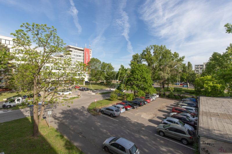 Renovovaný 3-izbový byt, Ružinov - Výhľad na parkovisko a zeleň na Exnárovej ulici v Bratislave - Ružinove.