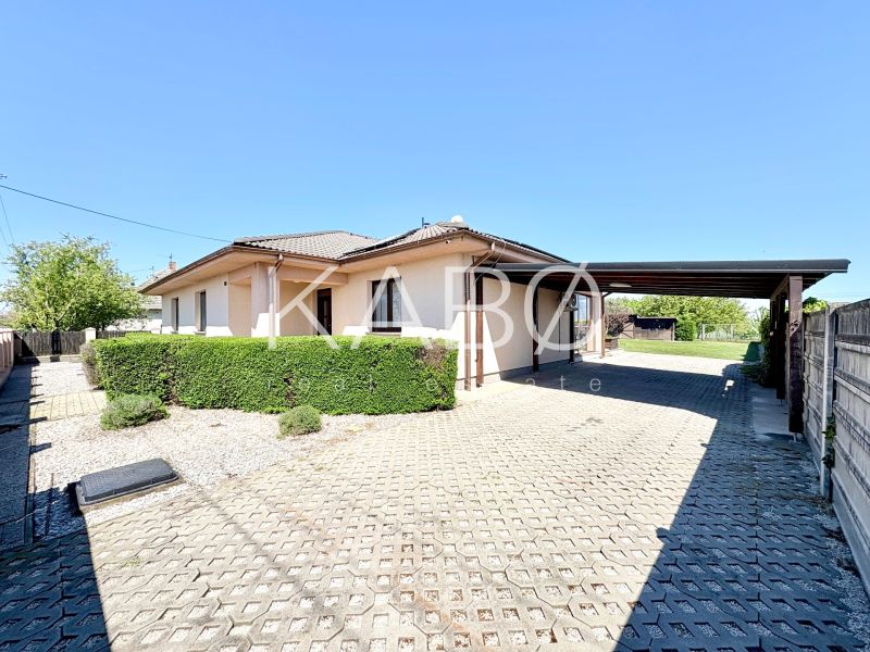 Nadštandardný 5-izbový RD - veľkorysý pozemok - moderné technológie - Rodinný dom na Močenskej ulici v Cabaji-Čápore s krytým parkovacím miestom a živým plotom.