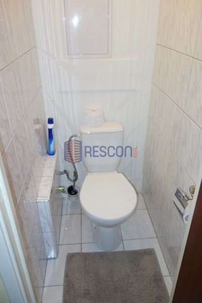 2-izbový byt, 51 m², samostatné izby, tichý, výhľad do zelene,K.Adlera - Kúpeľňa v 2-izbovom byte s toaletou a dlažbou.