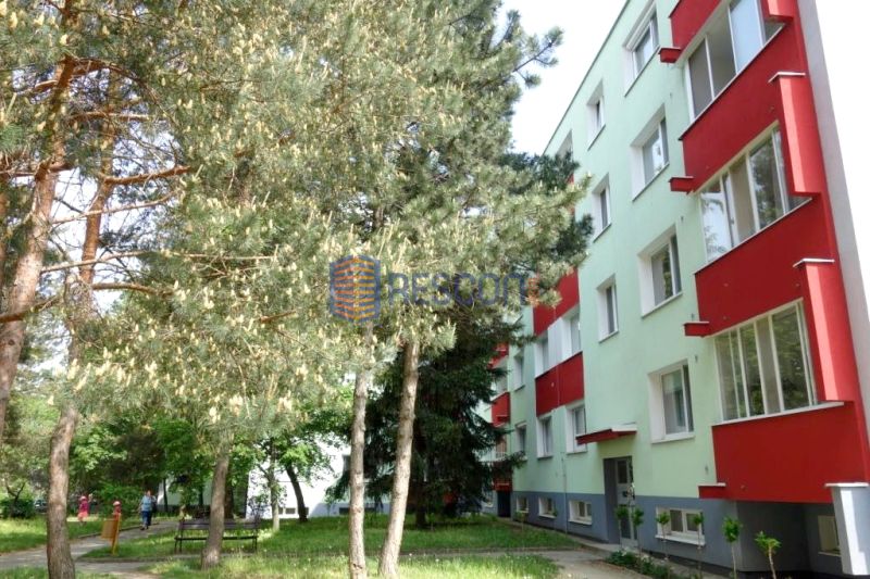 2-izbový byt, 51 m², samostatné izby, tichý, výhľad do zelene,K.Adlera - Bytový dom na ulici Karola Adlera, Bratislava - Dúbravka, obklopený vysokými stromami.