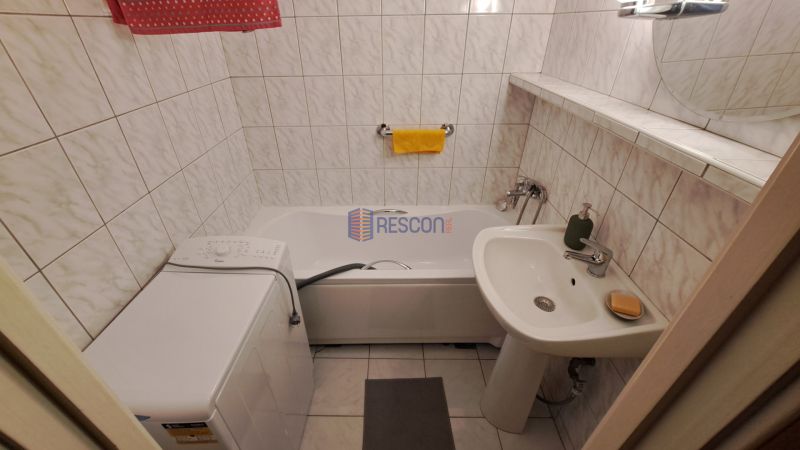 2-izbový byt, 51 m², samostatné izby, tichý, výhľad do zelene,K.Adlera - Kúpeľňa so sprchovacím kútom, práčkou a umývadlom v 2-izbovom byte.