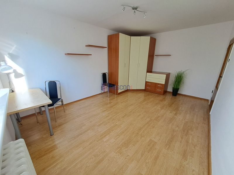 2-izbový byt, 51 m², samostatné izby, tichý, výhľad do zelene,K.Adlera - Izba v 2-izbovom byte s nábytkom a podlahou s dreveným dekorom.