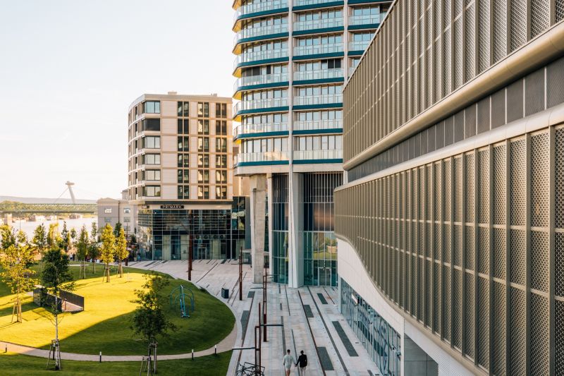 EUROVEA CITY - Budovy a námestie s výhľadom na most v Bratislave - Starom Meste.