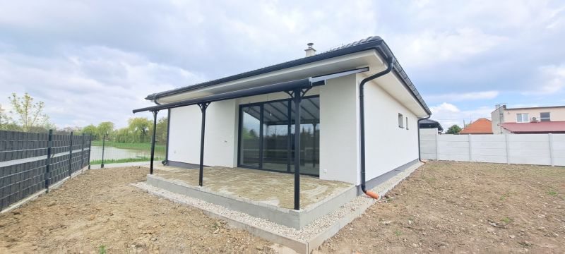 Novostavba pri jazere - 4 izbový rodinný dom v štandarde v obci Selice - Rodinný dom v Seliciach s terasou a pokojnou záhradou pri rieke.