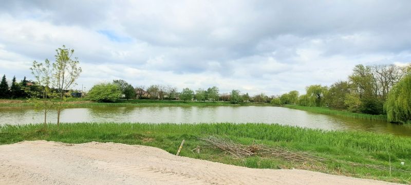 Novostavba pri jazere - 4 izbový rodinný dom v štandarde v obci Selice - Jazero s okolitou zeleňou v meste Selice dodáva Rodinnému domu príjemné prostredie.