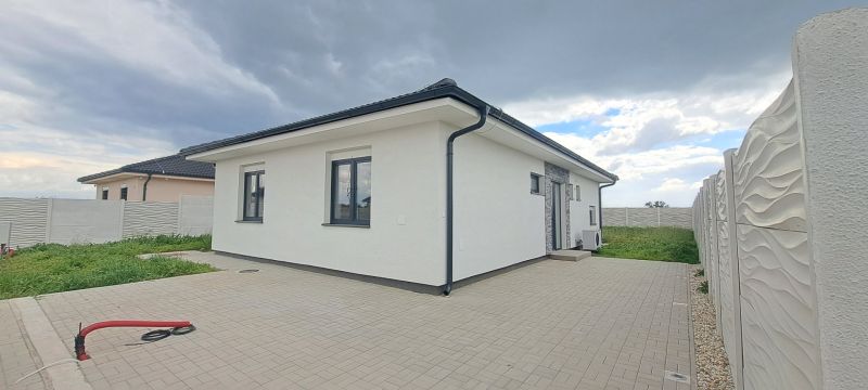 Novostavba v štandarde - 4 izbový rodinný dom Topoľnica - Rodinný dom v Topoľnici s bielou fasádou a dláždeným nádvorím.