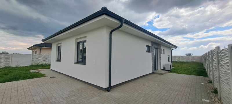 Novostavba v štandarde - 4 izbový rodinný dom Topoľnica - Rodinný dom v Topoľnici s bielou fasádou a dláždenou terasou.