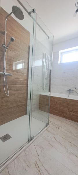 Novostavba v štandarde - 4 izbový rodinný dom Topoľnica - Kúpeľňa s moderným sprchovacím kútom a vaňou v rodinnom dome.