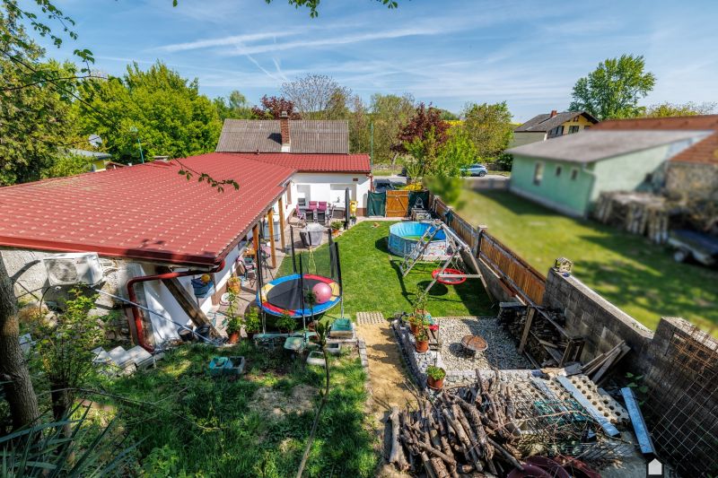 Útulný rodinný dom so 4 izbami v Potzneusiedli - Rodinný dom v Potzneusiedli s dvorom, trampolínou, bazénom, hojdačkou a záhradným nábytkom.