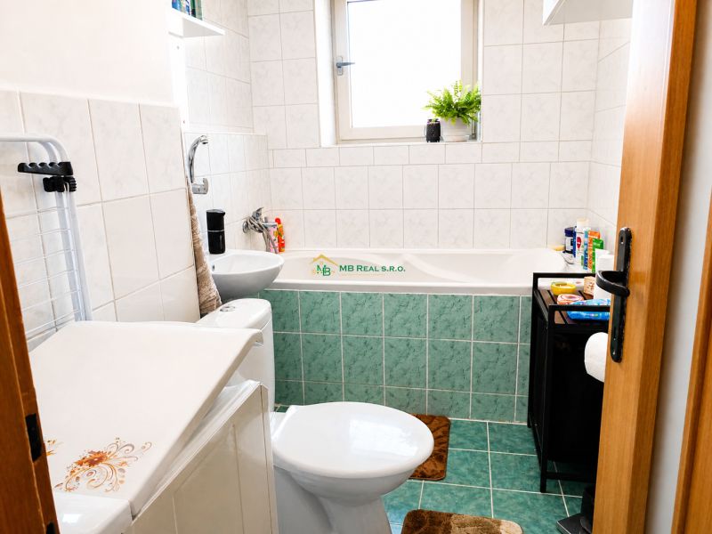 Predaj, 2 - izbový byt, Žiar nad Hronom - Kúpeľňa s vaňou a umývadlom v 2-izbovom byte, obkladané steny.
