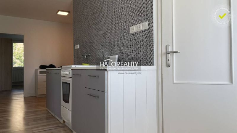 Prenájom, dvojizbový byt Komárno, s balkónom, blízko... - Kuchyňa s ladením sivých skriniek a podlahou s dreveným dekorom v 2-izbovom byte.