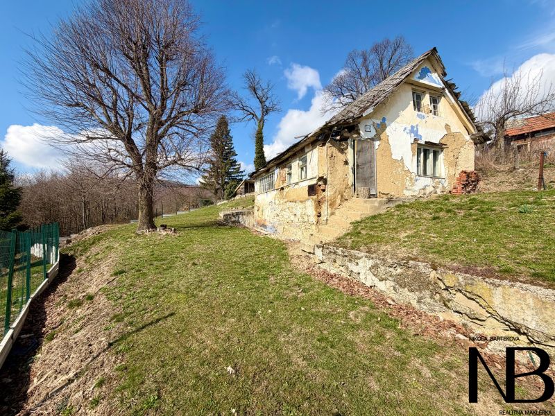 Na predaj slnečný pozemok, 1066 m², rodinný dom (LV),  Lubina - Stará budova na pozemku v Lubine, Lubina, vhodná na bývanie alebo rekonštrukciu.