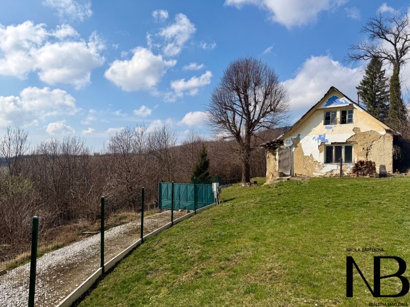 Na predaj slnečný pozemok, 1066 m², rodinný dom (LV),  Lubina - Rodinný dom na pozemku na bývanie v Lubine, ulica Lubina, s trávnatou záhradou.