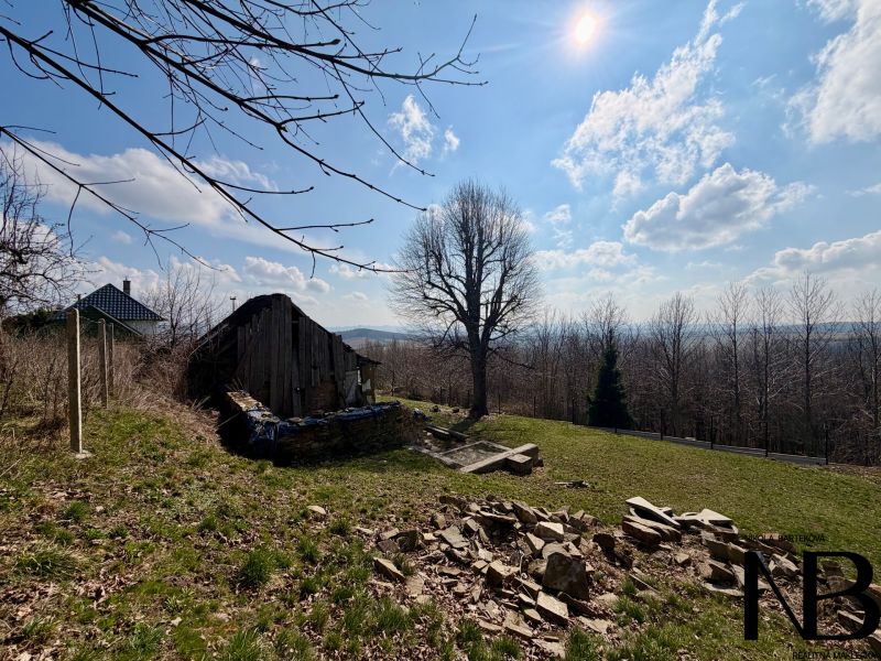 Na predaj slnečný pozemok, 1066 m², rodinný dom (LV),  Lubina - Pozemky na bývanie v Lubine zachytávajú prírodnú krajinu so starou budovou a stromami.