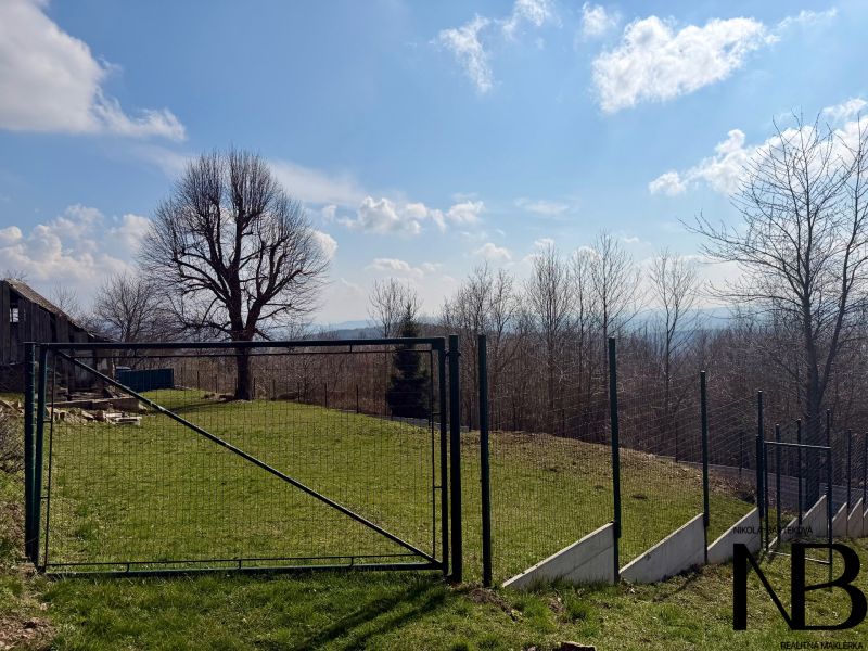 Na predaj slnečný pozemok, 1066 m², rodinný dom (LV),  Lubina - Pozemky - bývanie v Lubine s výhľadom cez plot na les a panorámu.