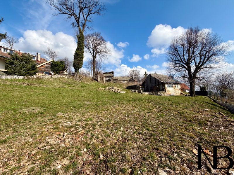 Na predaj slnečný pozemok, 1066 m², rodinný dom (LV),  Lubina - Jarná panoráma z ulice v Lubine ideálna pre Pozemky - bývanie.