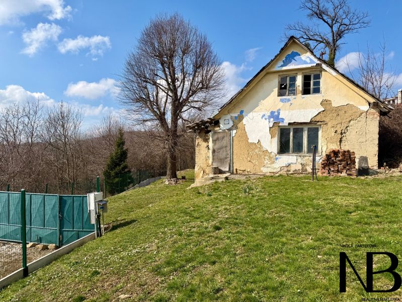 Na predaj slnečný pozemok, 1066 m², rodinný dom (LV),  Lubina - Starší dom na pozemku v Lubine obkolesený prírodou a stromami.