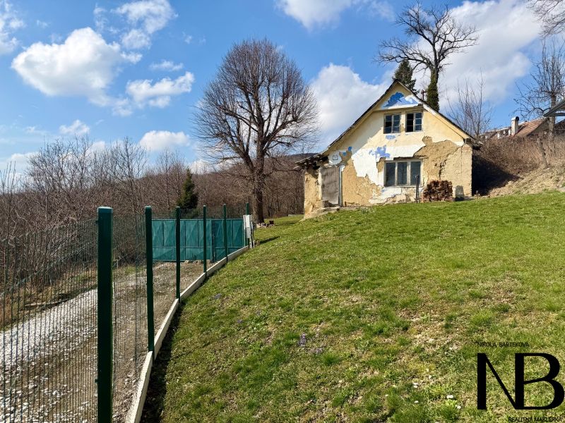 Na predaj slnečný pozemok, 1066 m², rodinný dom (LV),  Lubina - Pozemky - bývanie v Lubine na ulici Lubina s ošarpanou budovou a trávnikom.
