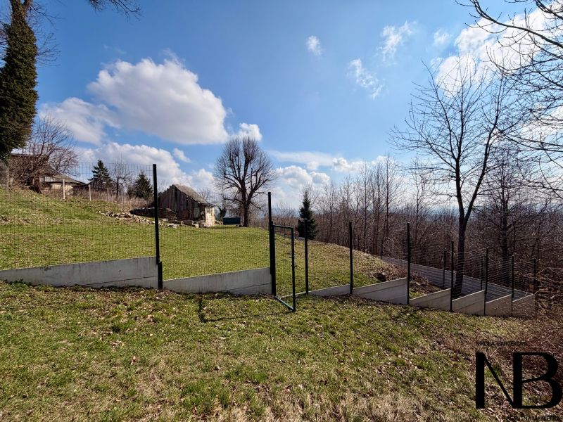 Na predaj slnečný pozemok, 1066 m², rodinný dom (LV),  Lubina - Pozemky na bývanie v Lubine ponúkajú výhľad na malebnú krajinu s plotom.