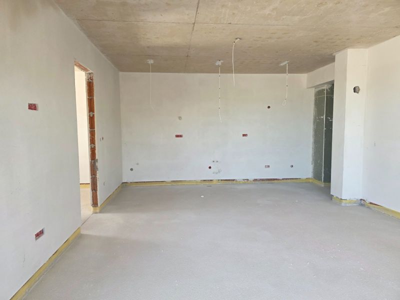 CHORVÁTSKO  - Apartmány v krásnej dedinke TRIBUNJ - Izba v 3-izbovom byte s betónovým stropom a holými stenami.