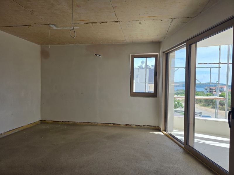 CHORVÁTSKO  - Apartmány v krásnej dedinke TRIBUNJ - Interiér 3-izbového bytu s balkónom a výhľadom na krajinu.