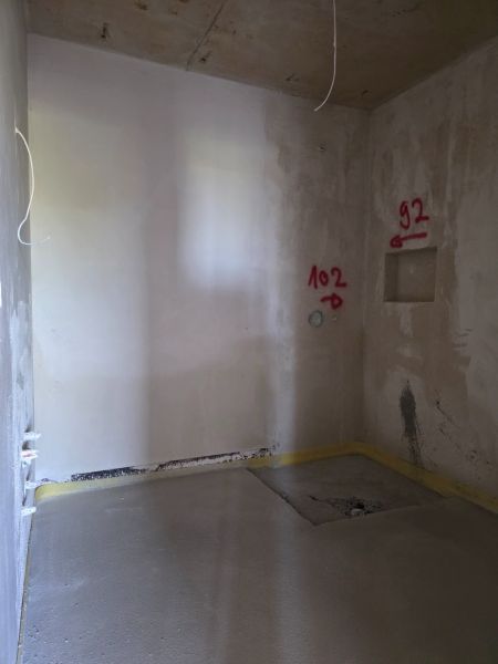 CHORVÁTSKO  - Apartmány v krásnej dedinke TRIBUNJ - Interiér 3-izbového bytu so stierkami na stenách a označením miest pre inštalácie.