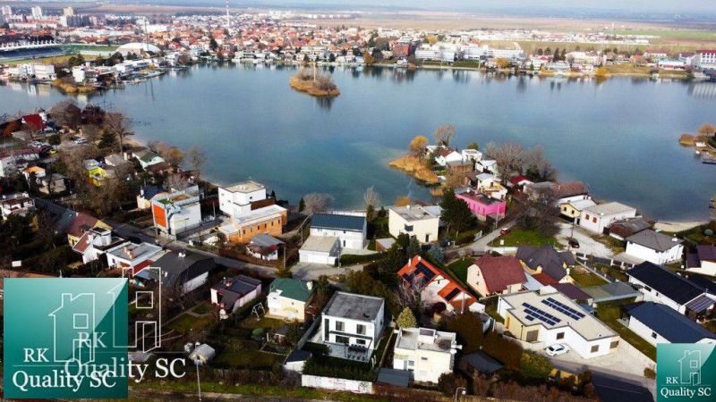 NOVÁ CENA - SENEC SLNEČNÉ JAZERÁ JUH – NA PREDAJ – novostavba rekreačn - Letecký pohľad na rodinné domy pri Slnečných jazerách juh v Senci.